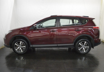 Подержанный автомобиль Toyota RAV4 2017 года (8 фото)