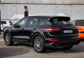 Подержанный автомобиль Porsche Cayenne 2014 года (7 фото)