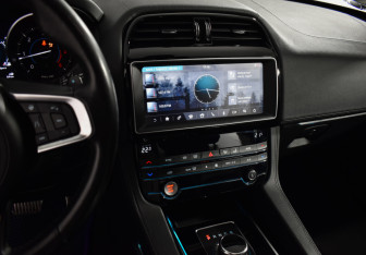 Подержанный автомобиль Jaguar F-Pace 2018 года (17 фото)