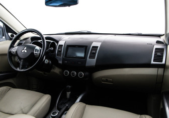 Подержанный автомобиль Mitsubishi Outlander 2008 года (9 фото)