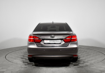 Подержанный автомобиль Toyota Camry Sedan 2016 года (6 фото)