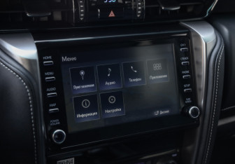 Подержанный автомобиль Toyota Fortuner 2021 года (18 фото)