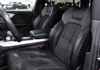 Подержанный автомобиль Audi Q8 2020 года (21 фото)