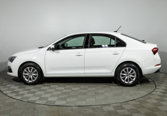Подержанный автомобиль Skoda Rapid Liftback 2022 года (8 фото)