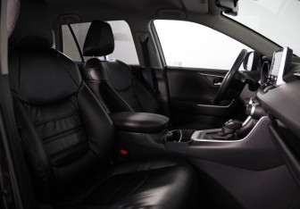 Подержанный автомобиль Toyota RAV4 2021 года (11 фото)