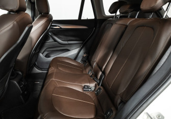 Подержанный автомобиль BMW X1 2015 года (10 фото)