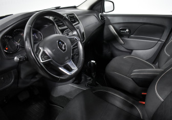 Подержанный автомобиль Renault Sandero 2018 года (8 фото)