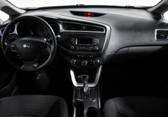 Подержанный автомобиль Kia Ceed Hatchback 2016 года (14 фото)