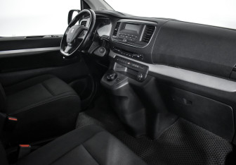 Подержанный автомобиль Peugeot Traveller 2018 года (13 фото)