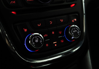 Подержанный автомобиль Opel Mokka 2014 года (15 фото)