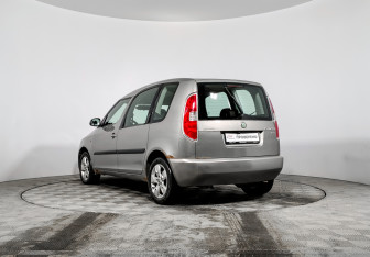Подержанный автомобиль Skoda Roomster 2008 года (7 фото)