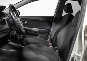 Подержанный автомобиль Kia Rio Hatchback 2015 года (11 фото)