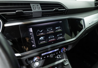Подержанный автомобиль Audi Q3 2019 года (15 фото)