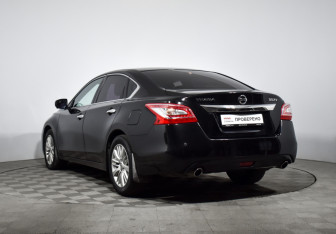 Подержанный автомобиль Nissan Teana 2015 года (7 фото)