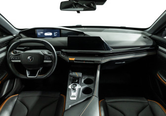Подержанный автомобиль Changan UNI-V 2024 года (13 фото)