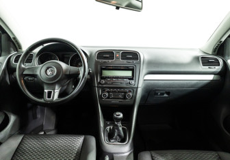 Подержанный автомобиль Volkswagen Golf Hatchback 2010 года (13 фото)