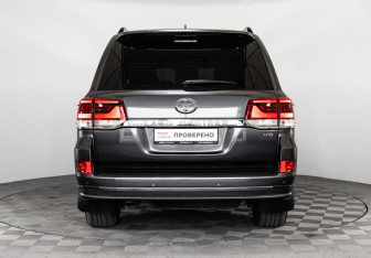 Подержанный автомобиль Toyota Land Cruiser Suv 2020 года (7 фото)