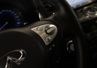 Подержанный автомобиль Infiniti QX70 2014 года (23 фото)