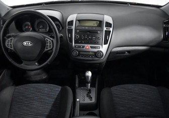 Подержанный автомобиль Kia Ceed Hatchback 2008 года (15 фото)