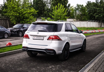 Подержанный автомобиль Mercedes-Benz GLE 2016 года (6 фото)