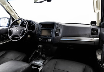 Подержанный автомобиль Mitsubishi Pajero 2014 года (9 фото)