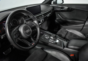 Подержанный автомобиль Audi A4 Sedan 2018 года (9 фото)
