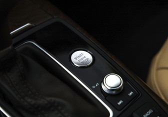 Подержанный автомобиль Audi A6 Sedan 2012 года (20 фото)