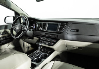 Подержанный автомобиль Kia Carnival 2020 года (9 фото)