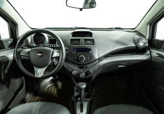 Подержанный автомобиль Chevrolet Spark 2012 года (13 фото)