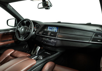 Подержанный автомобиль BMW X5 2007 года (10 фото)
