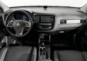 Подержанный автомобиль Mitsubishi Outlander 2014 года (15 фото)