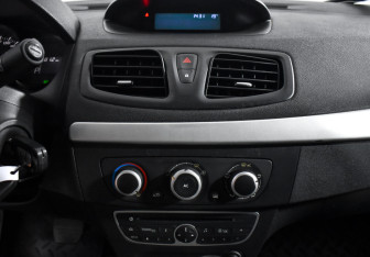 Подержанный автомобиль Renault Fluence 2011 года (16 фото)