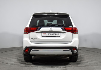 Подержанный автомобиль Mitsubishi Outlander 2021 года (6 фото)