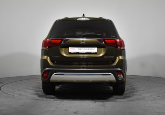 Подержанный автомобиль Mitsubishi Outlander 2019 года (6 фото)