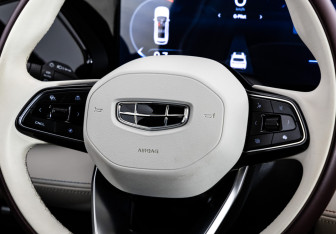 Подержанный автомобиль Geely Monjaro 2022 года (13 фото)