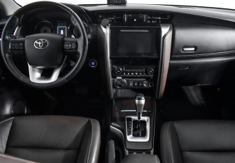 Подержанный автомобиль Toyota Fortuner 2018 года (14 фото)