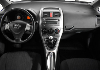 Подержанный автомобиль Toyota Auris Hatchback 2008 года (15 фото)
