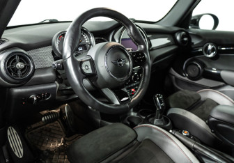 Подержанный автомобиль MINI Hatch 2021 года (11 фото)