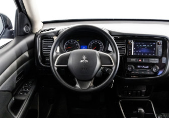 Подержанный автомобиль Mitsubishi Outlander 2017 года (11 фото)