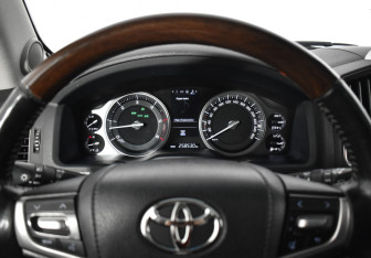 Подержанный автомобиль Toyota Land Cruiser Suv 2015 года (17 фото)