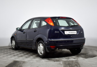 Подержанный автомобиль Ford Focus Hatchback 2004 года (7 фото)