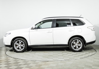 Подержанный автомобиль Mitsubishi Outlander 2012 года (8 фото)