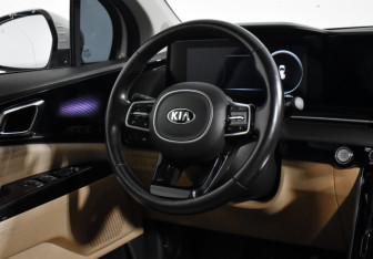 Подержанный автомобиль Kia Carnival 2020 года (17 фото)