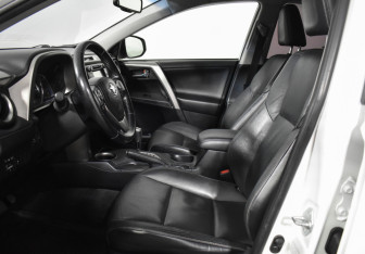 Подержанный автомобиль Toyota RAV4 2015 года (10 фото)
