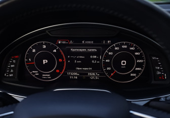 Подержанный автомобиль Audi Q7 2015 года (13 фото)