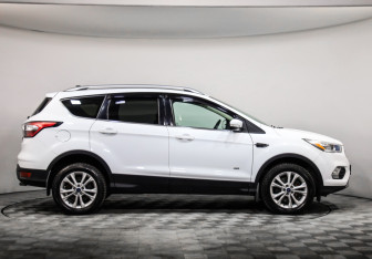 Подержанный автомобиль Ford Kuga 2017 года (4 фото)