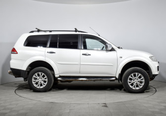 Подержанный автомобиль Mitsubishi Pajero Sport 2013 года (4 фото)