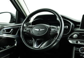 Подержанный автомобиль Genesis G70 2019 года (15 фото)