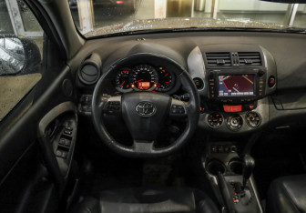 Подержанный автомобиль Toyota RAV4 2010 года (12 фото)