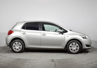 Подержанный автомобиль Toyota Auris Hatchback 2008 года (4 фото)